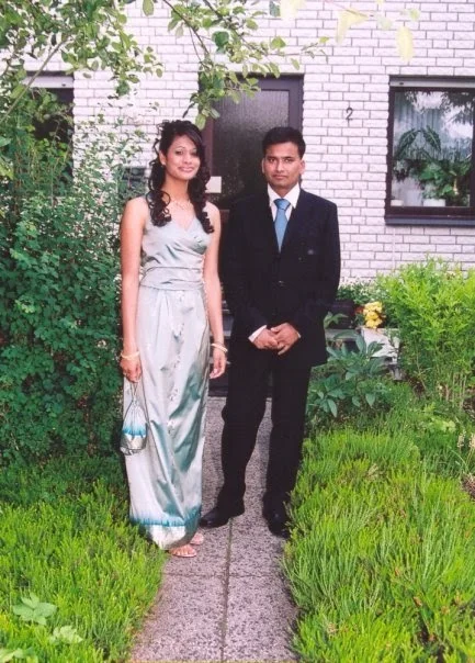 Lavanya mit ihrem Bruder auf dem Weg zum Abiball.