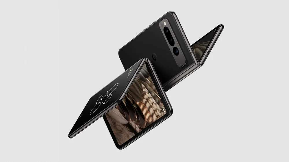 Ein Bild zeigt zwei halbgeöffnete Google Pixel Fold-Smartphones.