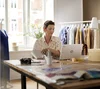 Frau mit Laptop in einem Büro.