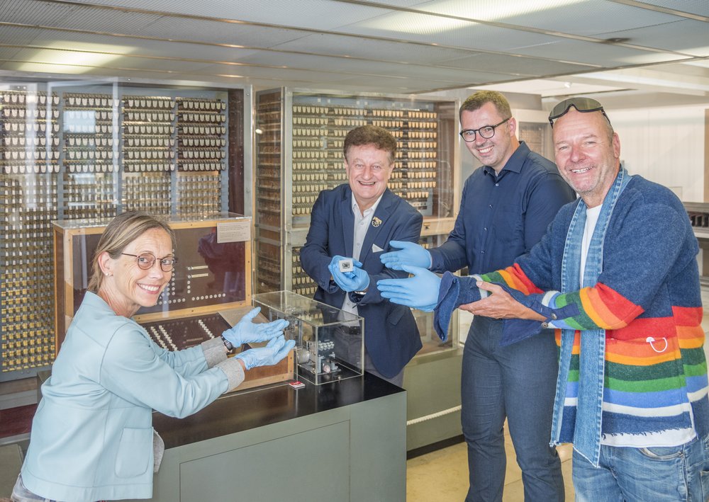 A picture of the Sycamore processor being handed over by the Google team and Deutsches Museum team involved in the project, in front of Zuse's Z3 computer