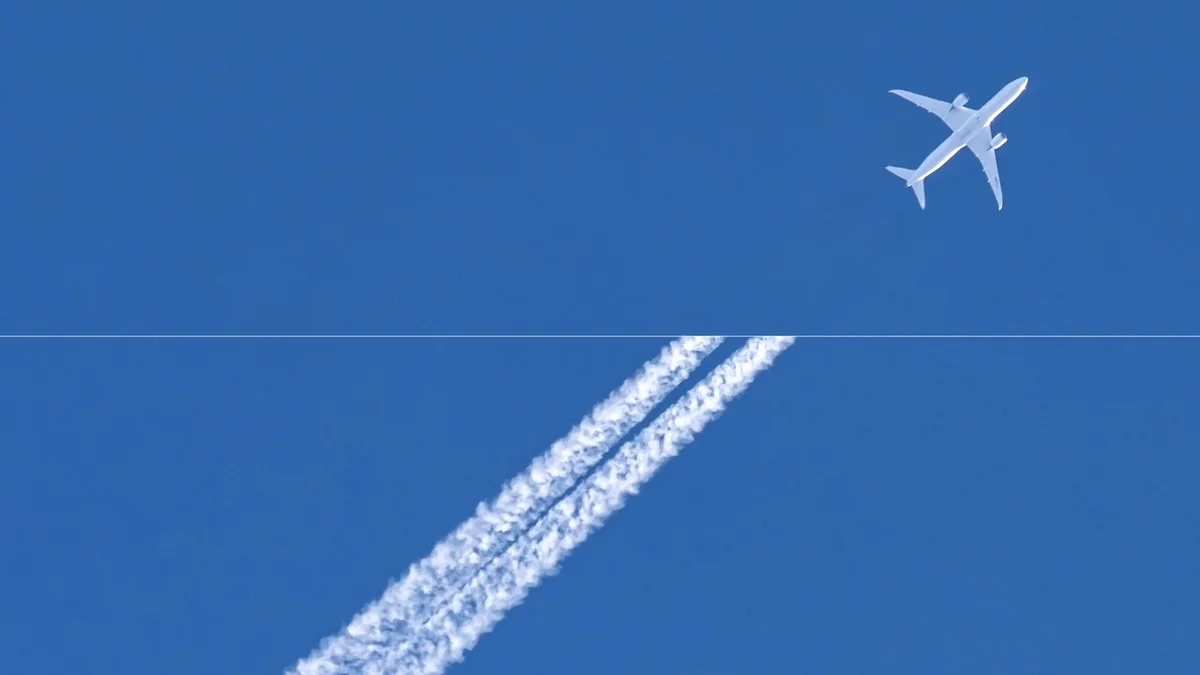 Immagine di un aereo e di una scia di condensazione