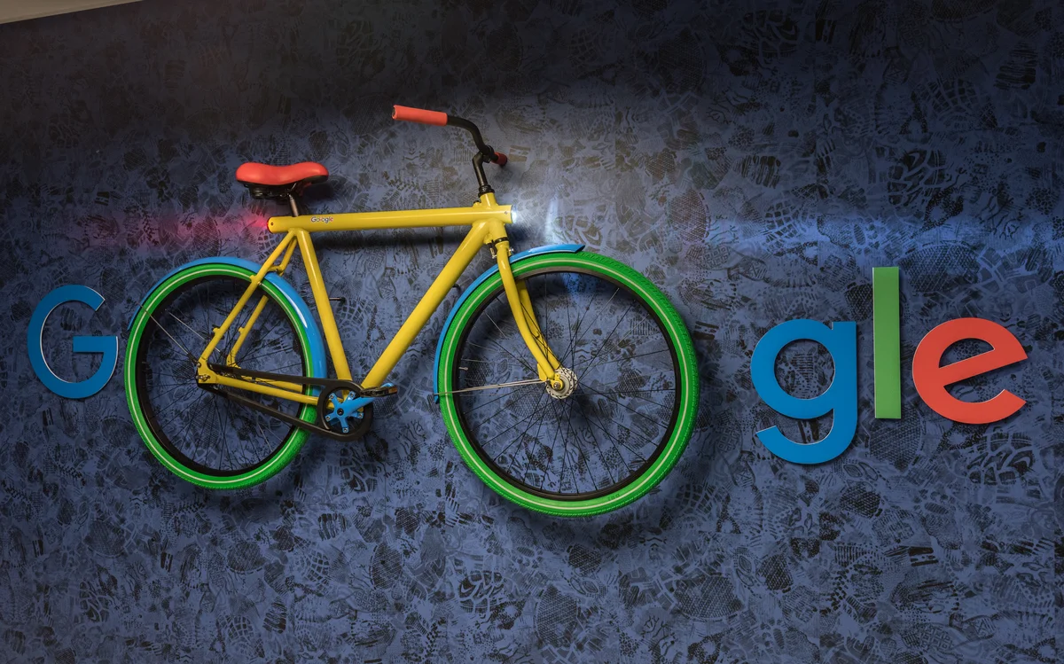 Een foto van de zelfrijdende fiets op het Google-kantoor in Amsterdam