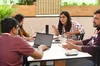 Chaitsi Ahuja, fundadora y CEO de Brown Living, en una sesión de trabajo durante un Google for Startups Accelerator en India.