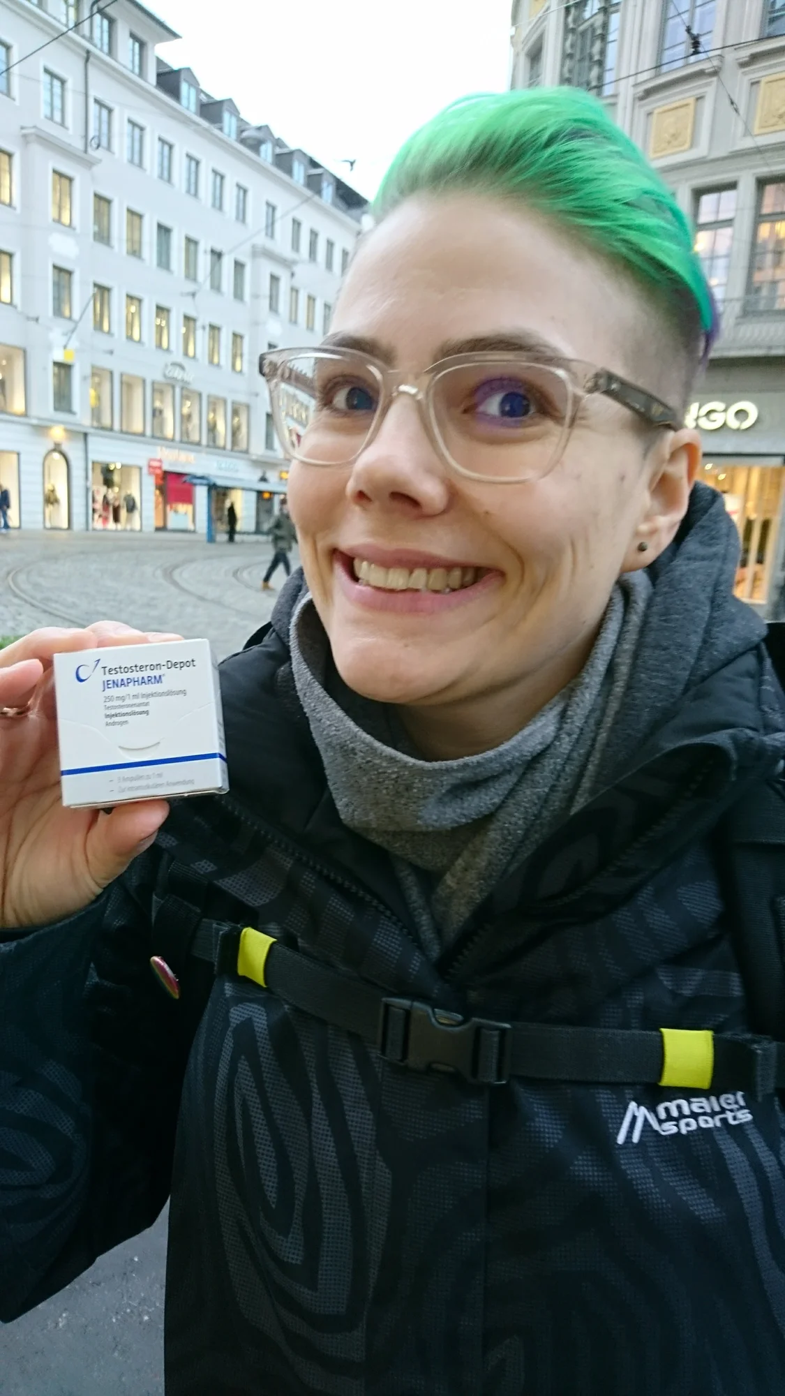 Ein Selfie von Adrian Hausner, auf dem er eine Testosteron-Packung in die Kamera hält und dabei lächelt