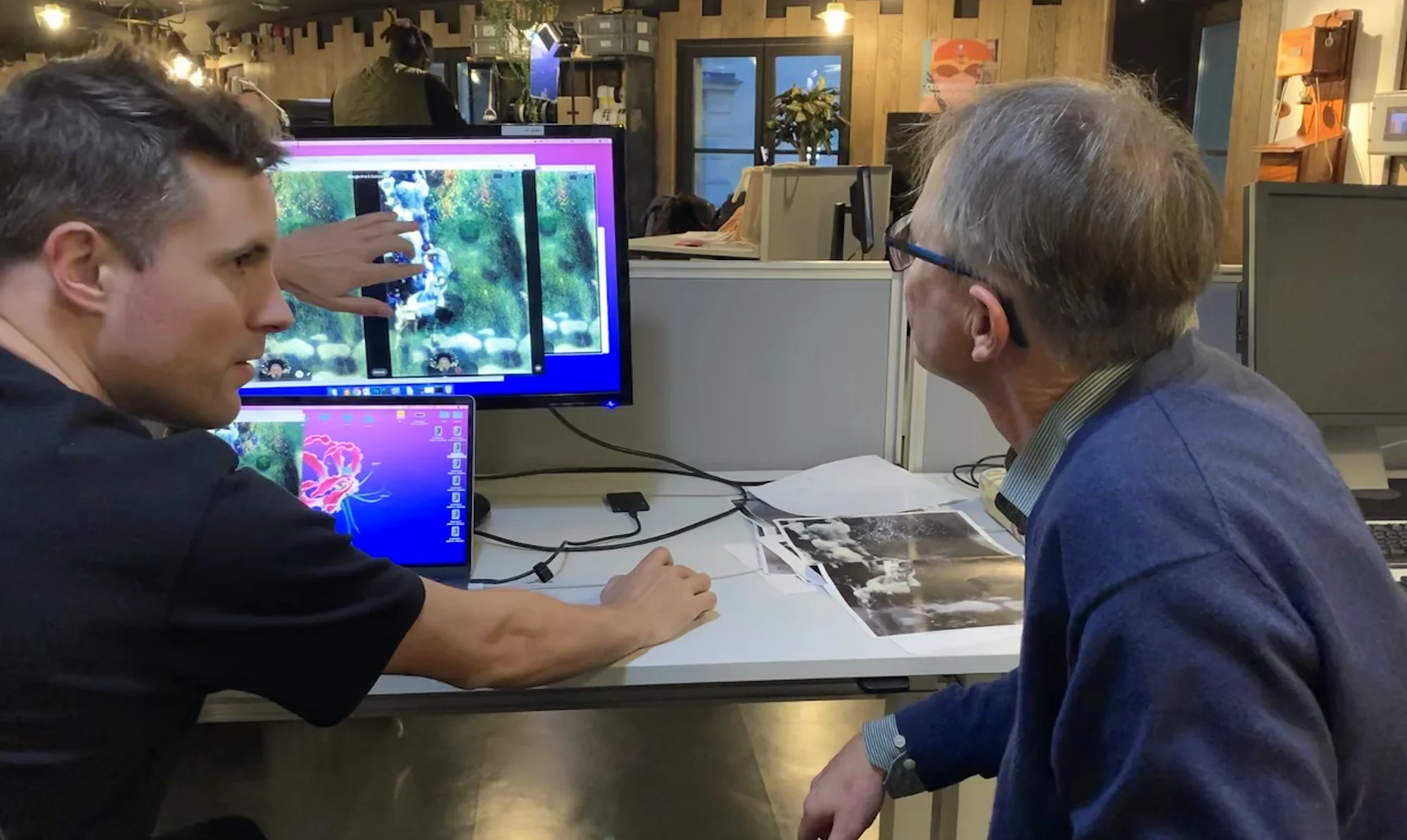 Ein Foto von Dr. Franz Smola im Google Arts & Culture Lab vor einem Computer an einem Tisch sitzend