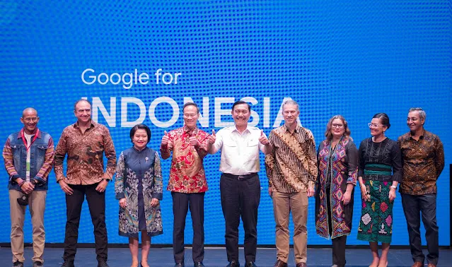 Foto perwakilan Google dengan Sandiaga S. Uno dan Luhut B. Pandjaitan di acara Google for Indonesia