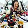 Carala Santos posa para foto com seus produtos.