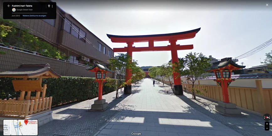 Eine Street View-Aufnahme zeigt den Fushimi Inari-Taisha, einen Shintō-Schrein im Stadtbezirk Fushimi der Stadt Kyōto in Japan.