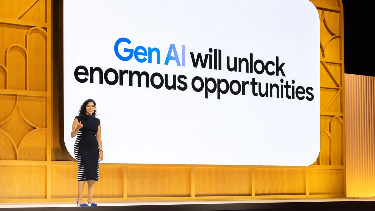 Vidhya Srinivasan, Vice President bzw. General Manager für Ads bei Google steht auf der Bühne bei der Google Marketing Live. Im Hintergrund steht auf einem Screen „Gen AI will unlock enormous opportunities“