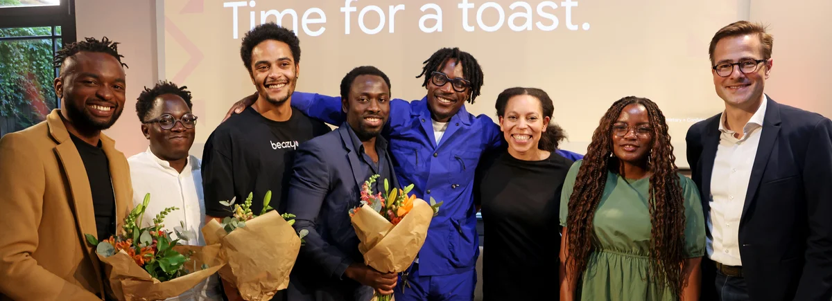 Die diesjährigen deutschen Gewinner:innen des Black Founders Fund 2022 stehen gemeinsam mit Philipp Justus (Google Zentraleuropa-Chef) und Victoria Toney-Robinson (Senior Program Manager, Google for Startups) auf der Bühne und lächeln in die Kamera.