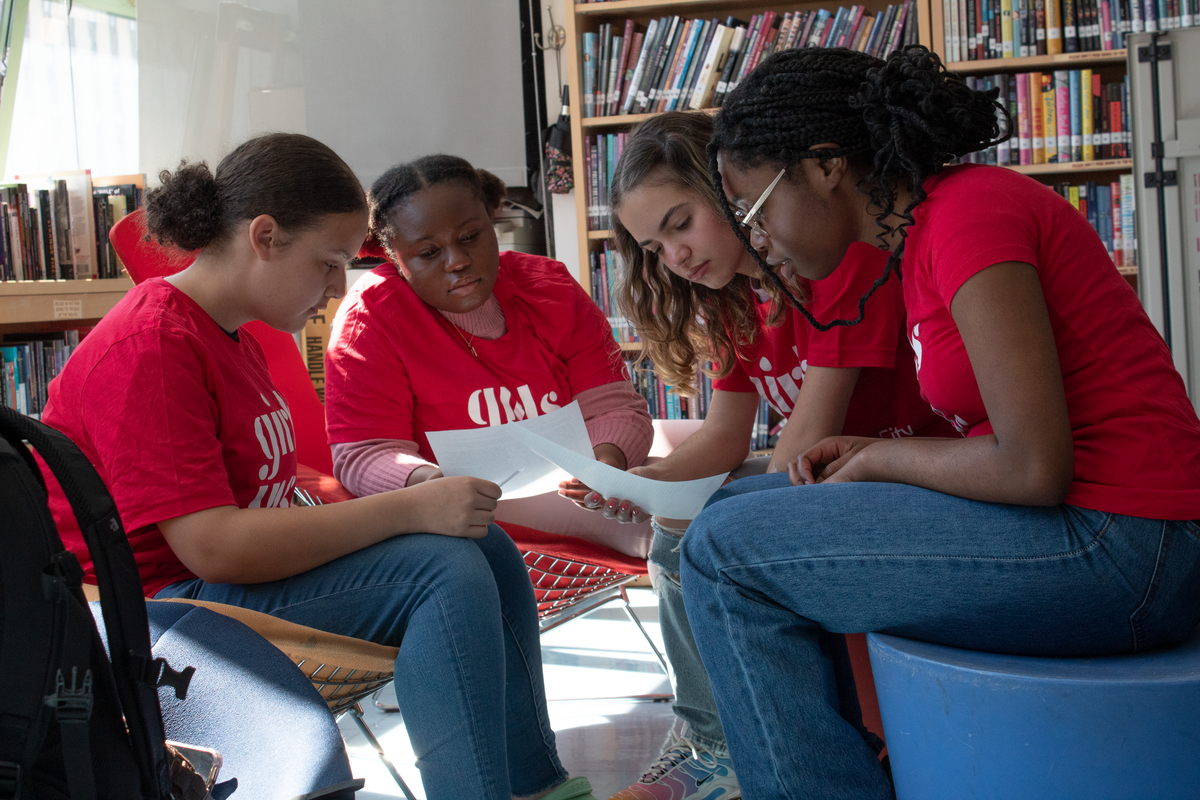 GirlsIncNYC-students in library_credit-Girls-Inc-of-NYC