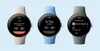 3 relojes Pixel Watch 2 muestran funcionalidades; de izquierda a derecha: ubicación en tiempo real, tiempo restante para check-in e información sanitaria.