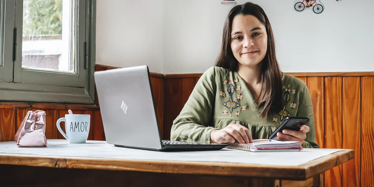 Foto de mujer con computadora en escritorio