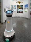 Ein Foto eines Roboters in einem Ausstellungsraum