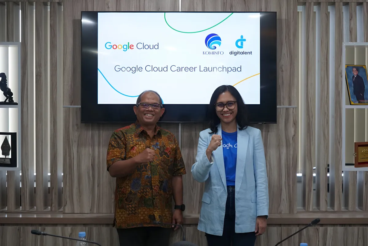 Foto yang menampilkan dua orang yaitu perwakilan Kemenkominfo dan Google Cloud Indonesia