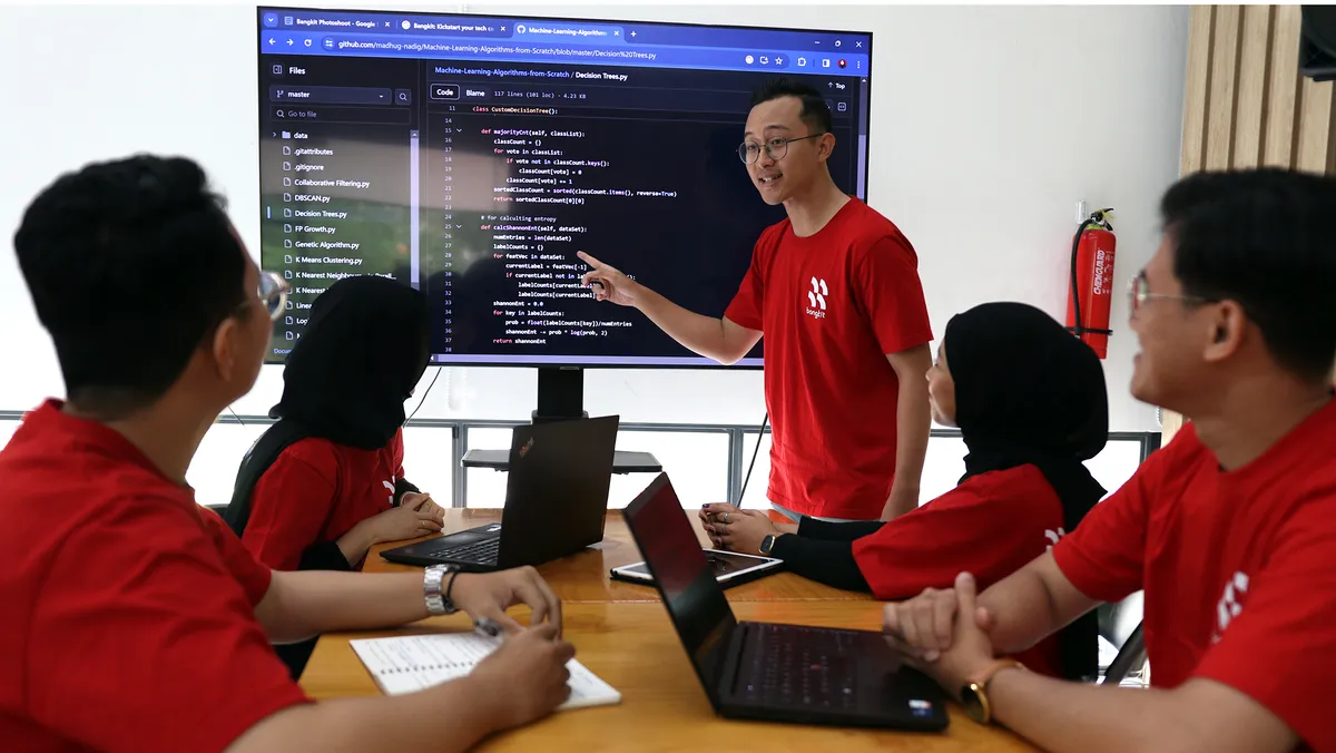 Foto para mahasiswa peserta bangkit di dalam kelas