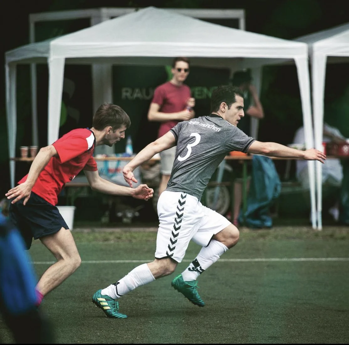 Foto von Google-Mitarbeiter Emre Celik beim Fußballspielen.