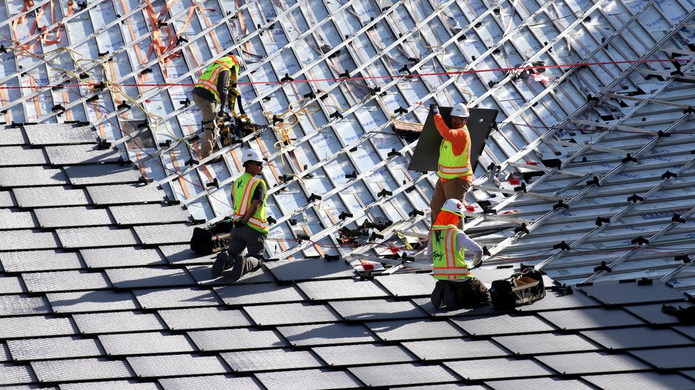 Four construction team members install BIPV at Google’s Bay View office development.