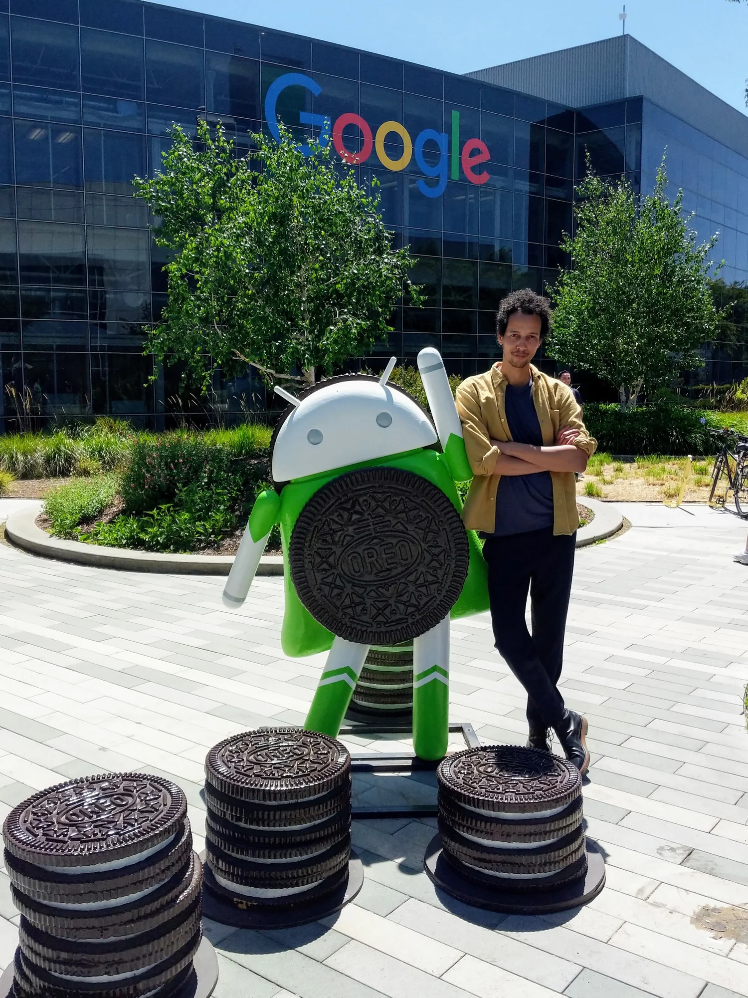 Robert Lehmann lehnt sich an eine Android-Figur im Google Headquarter in Mounain View