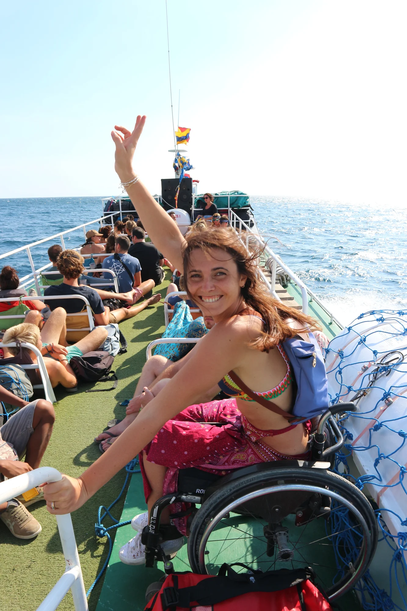 Giulia in traghetto saluta con una mano