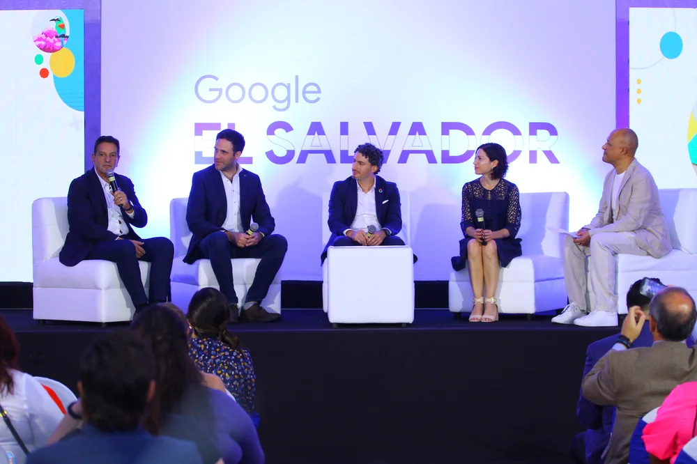 Foto de panel de conferencia durante el evento de inauguración