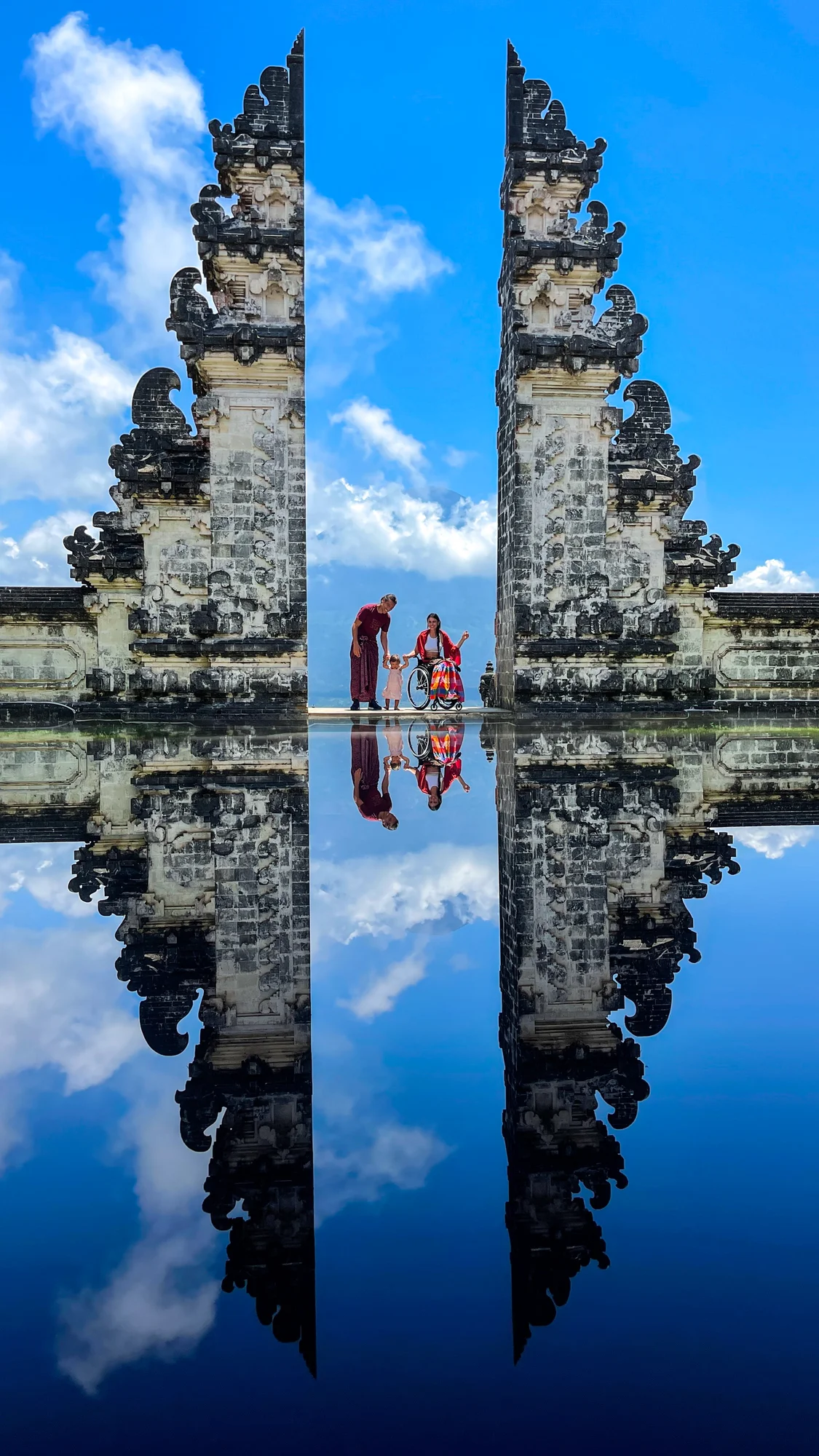 Giulia e Andrea fra due strutture piramidali e sfondo cielo