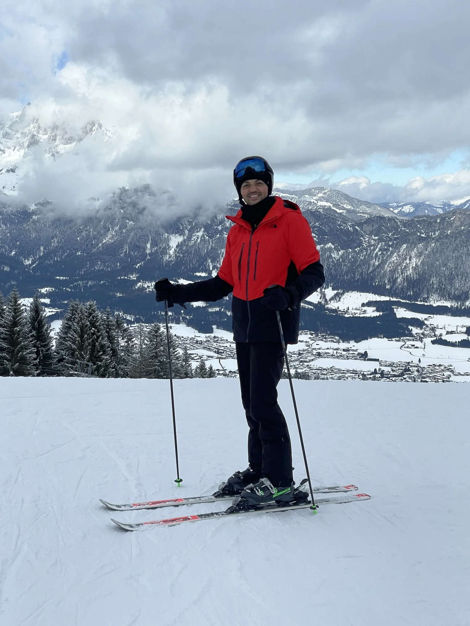 Bilal steht auf Skiern auf einer Piste in Tirol.