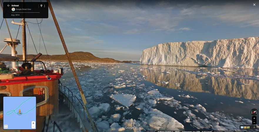 Eine Street View-Aufnahme aus Ilulissat, Grönland, auf der ein Schiff, sowie das Meer, Festland und Gletschereis zu sehen sind.