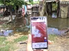 Imagem mostra pessoa com celular verificando alerta de inundações ao vivo. No Mapas, pelo smartphone, tecnologia detecta inundação verificada também presencialmente pelo usuário