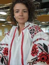 Inna trägt ein Vyshyvanka, ein traditionelles ukrainisches Oberteil in weißer Farbe mit aufwändigen Stickereien in rot und blau.