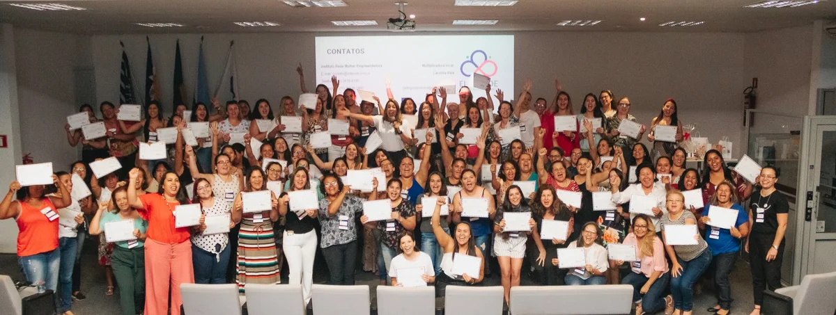 Mulheres celebram certificação do Ela Pode em grande auditório.