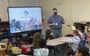 Jeff da clases a los alumnos de manera presencial en las escuelas públicas de Norwalk.