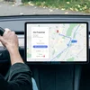 Ein Foto zeigt ein Navigationssystem mit Google Maps in einem Auto