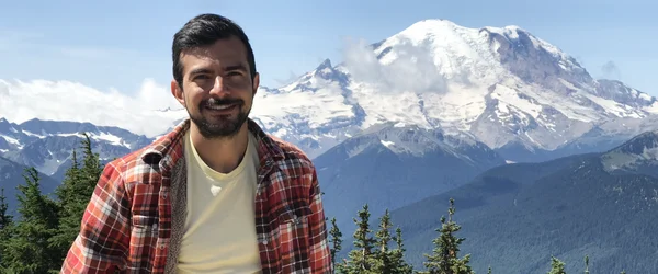 Rubén Lozano-Aguilera steht bei einem Wanderausflug vor einem Bergpanorama.