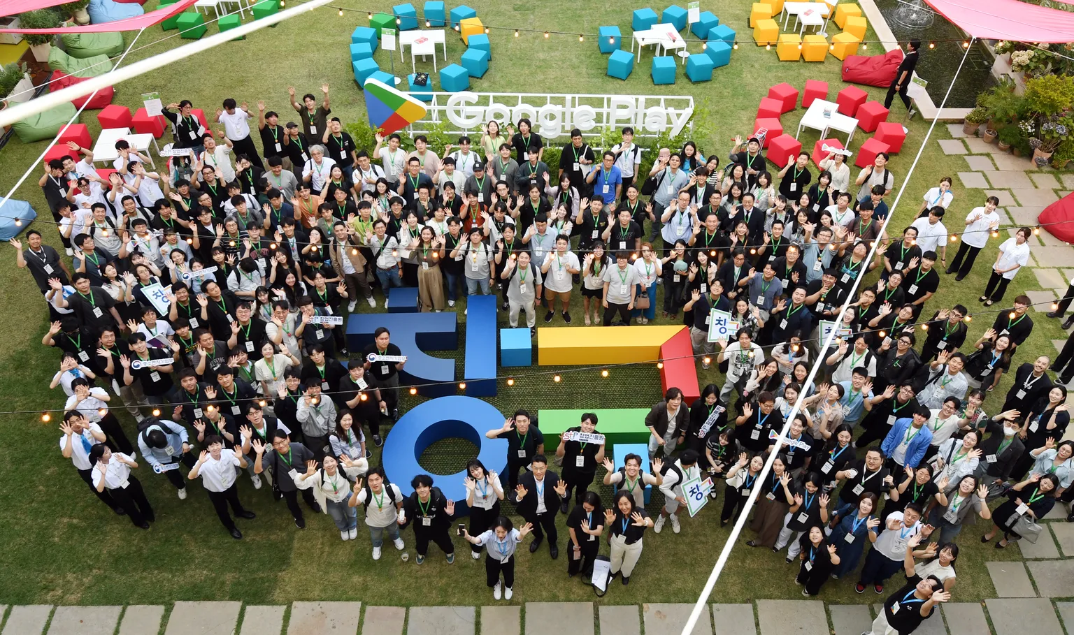 ‘2024 구글 창구 알럼나이 데이’참가자들이 네트워킹 세션 전 기념촬영하고 있다