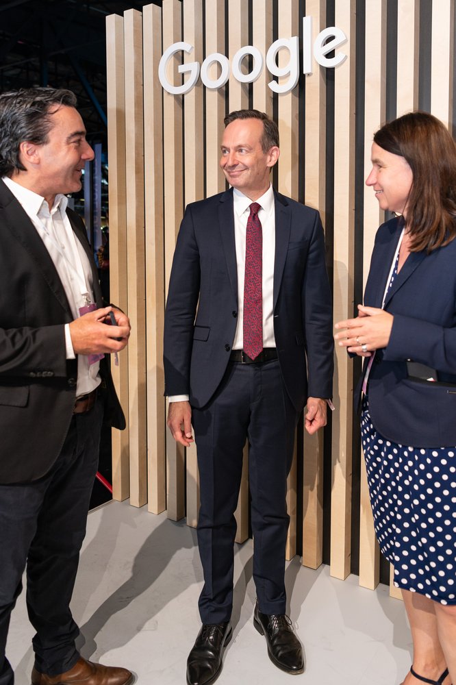 Ein Foto zeigt Dr. Volker Wissing, Bundesminister für Digitales und Verkehr (Mitte), gemeinsam mit Sabine Frank (YouTube) und Jens Redmer (Google) am Google-Stand auf der #rp22.