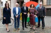 Auf dem Bild sieht man fünf Personen, die vor dem Google Büro in Berlin stehen.