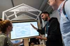 Eine Person zeigt einer anderen Person eine Demo von Vertex AI am Stand