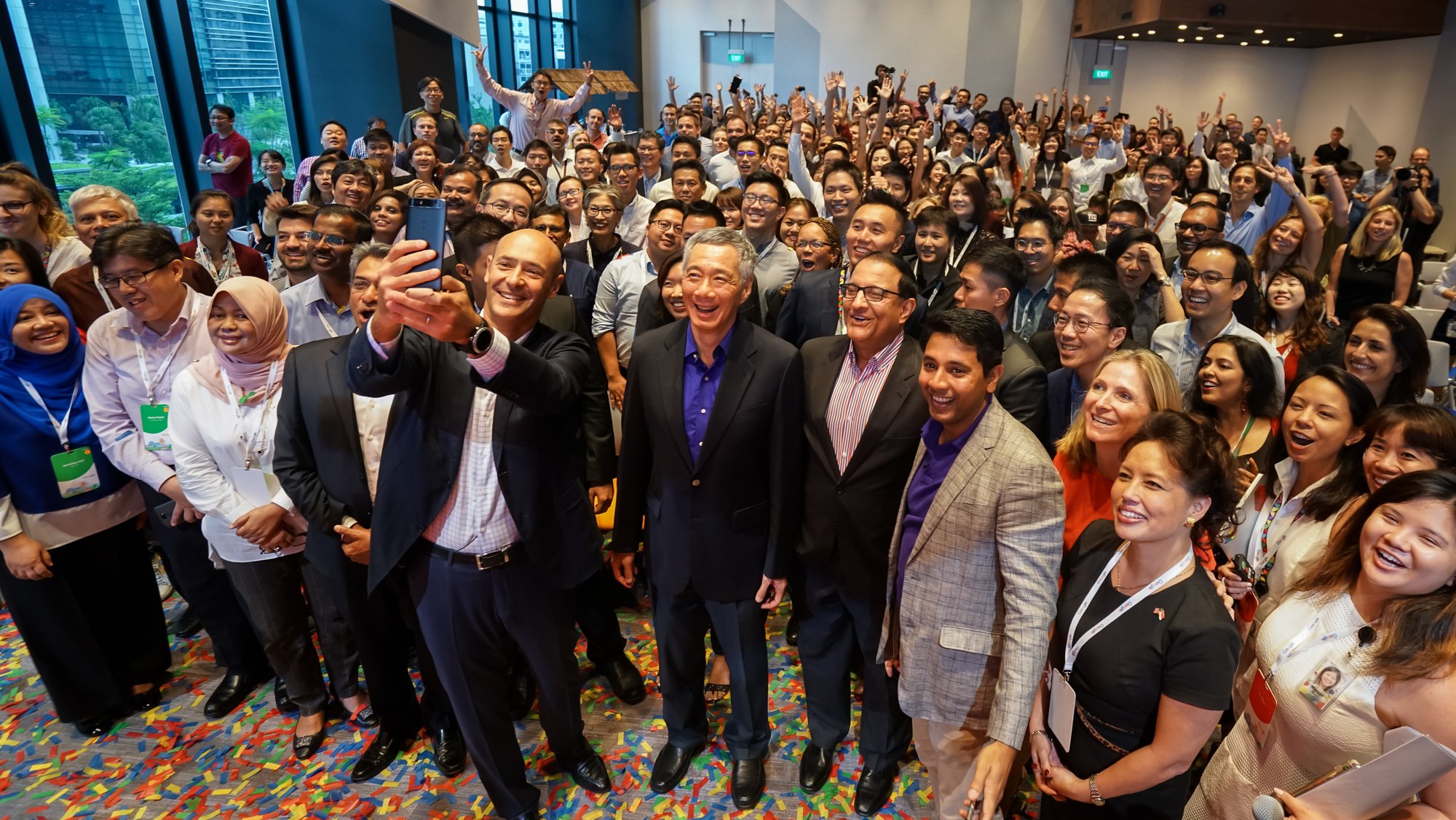 Wefie with Prime Minister Lee and Minister Iswaran -- and a room full of Googlers