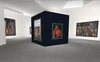 Una veduta dell'interno di una galleria virtuale con dipinti di persone del famoso artista argentino Antonio Berni