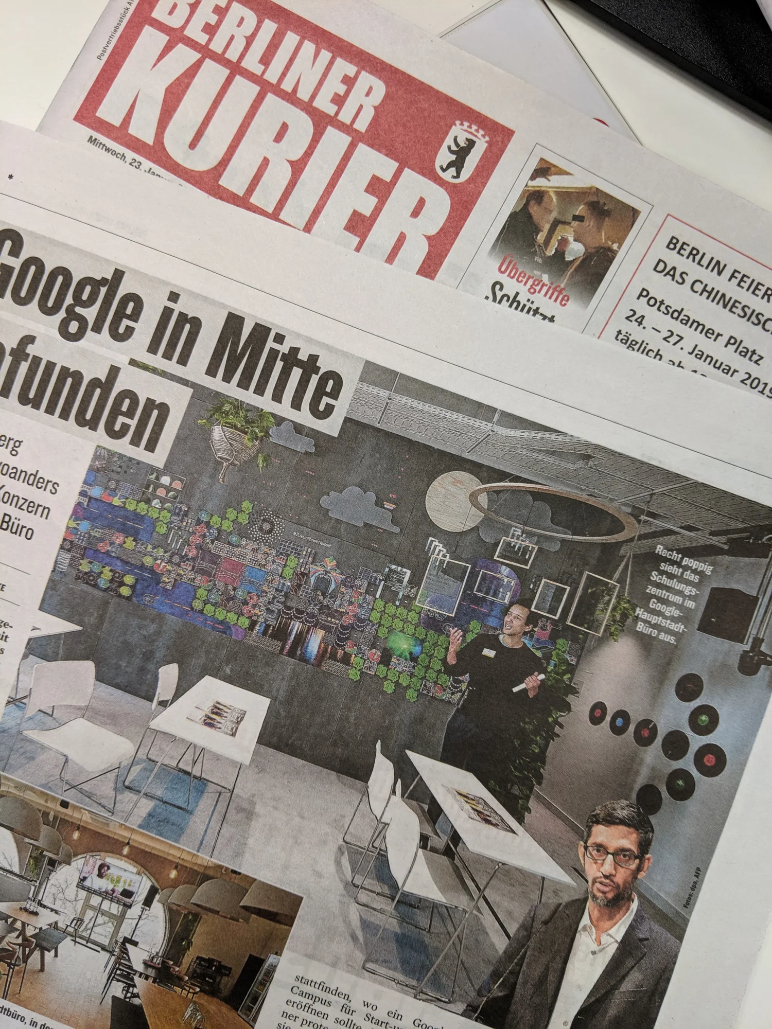 Ein Zeitungsausschnitt des Berliner Kuriers mit einem Foto von Robert Lehmann im Berliner Google-Büro