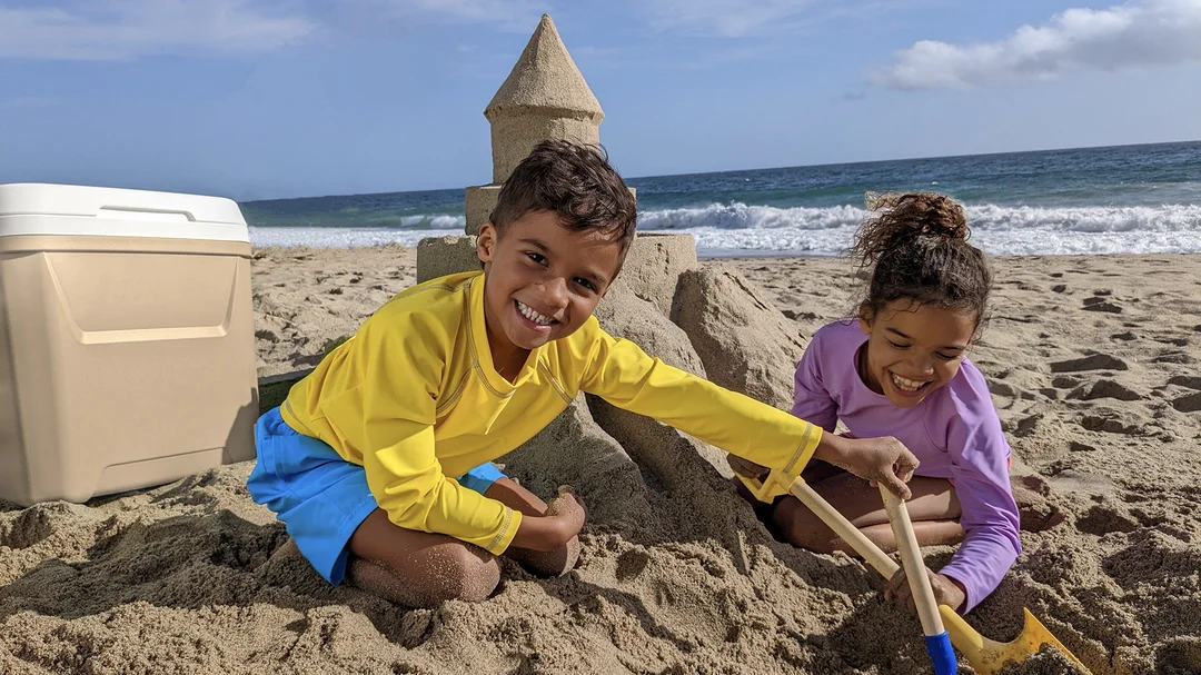 Standbild einer Strandszene auf dem zwei Kinder zu sehen sind