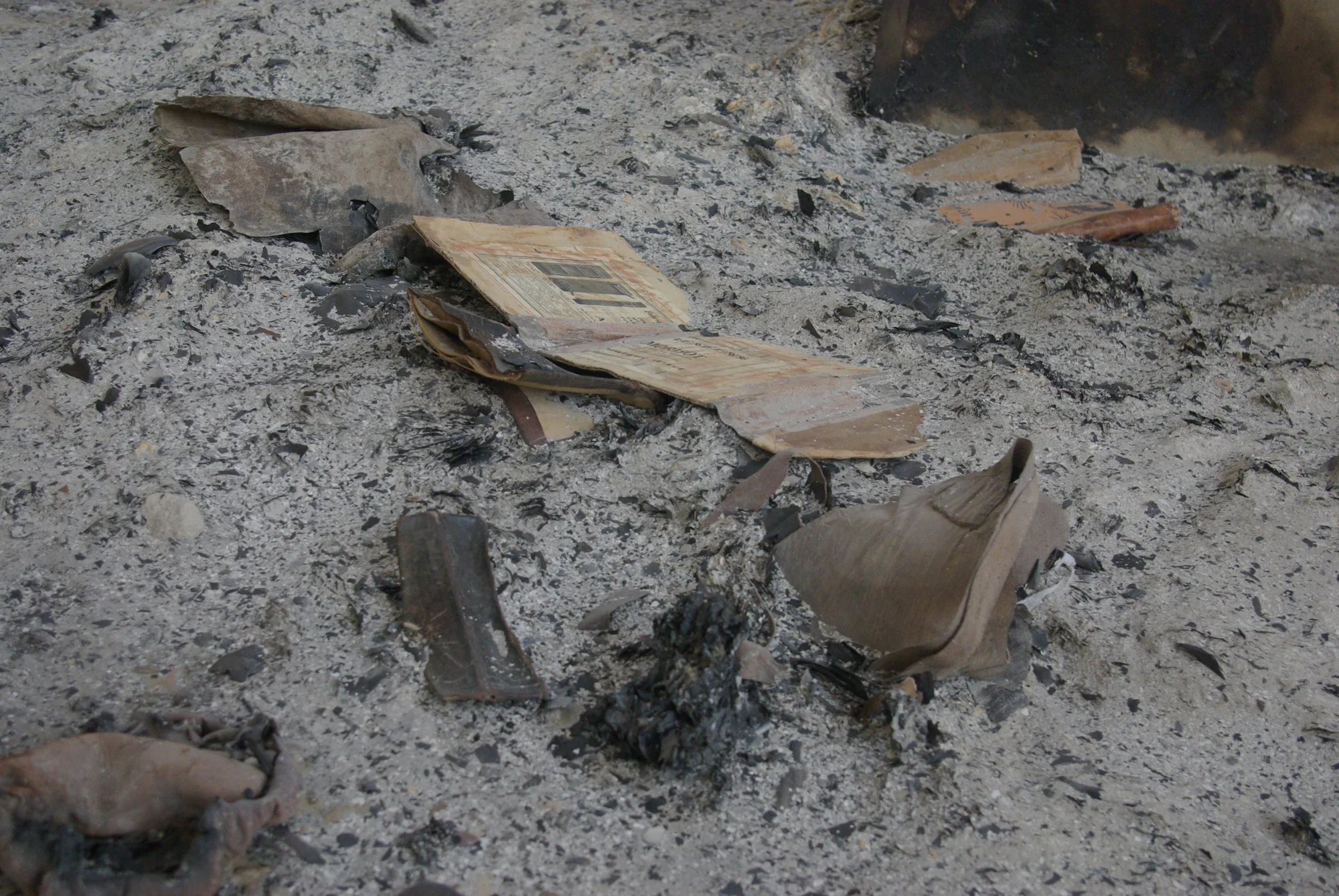 Ein beschädigtes Manuskript liegt inmitten von Trümmern, die durch die extremistische Besetzung Malis verursacht wurden.