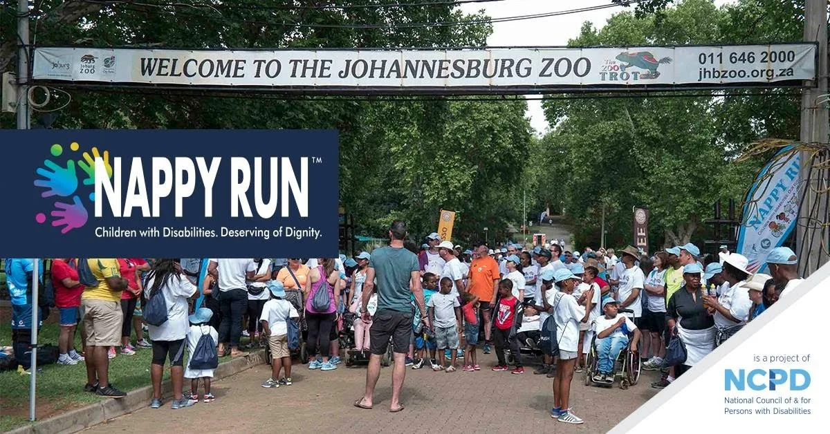 A picture of crowds at the start line of the Nappy Run in Johanessburg Zoo