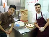 Foto, das Hamid in der Backstube mit einer Torte und einem anderen Mann zeigt