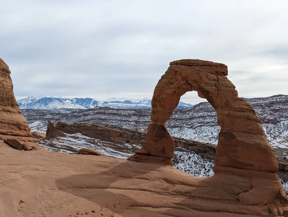 Bu, Arches Ulusal Parkı, Utah, Amerika Birleşik Devletleri'ndeki Hassas Kemerdir - etrafında hiç insan yoktur