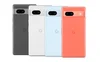 Ein Bild, das alle vier Farbvarianten von Pixel 7a zeigt.