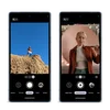 Zwei Pixel 7a-Smartphones, links ist der Super-Resolution-Zoom auf 2-fachem Zoom zu sehen, rechts ein Bild im Langzeitbelichtungsmodus.