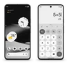 Bilder von zwei Pixel 8 Smartphones mit dem neuen monochromen Design; auf dem ersten Bildschirm ist der Homescreen und auf dem zweiten die Rechner-App zu sehen.