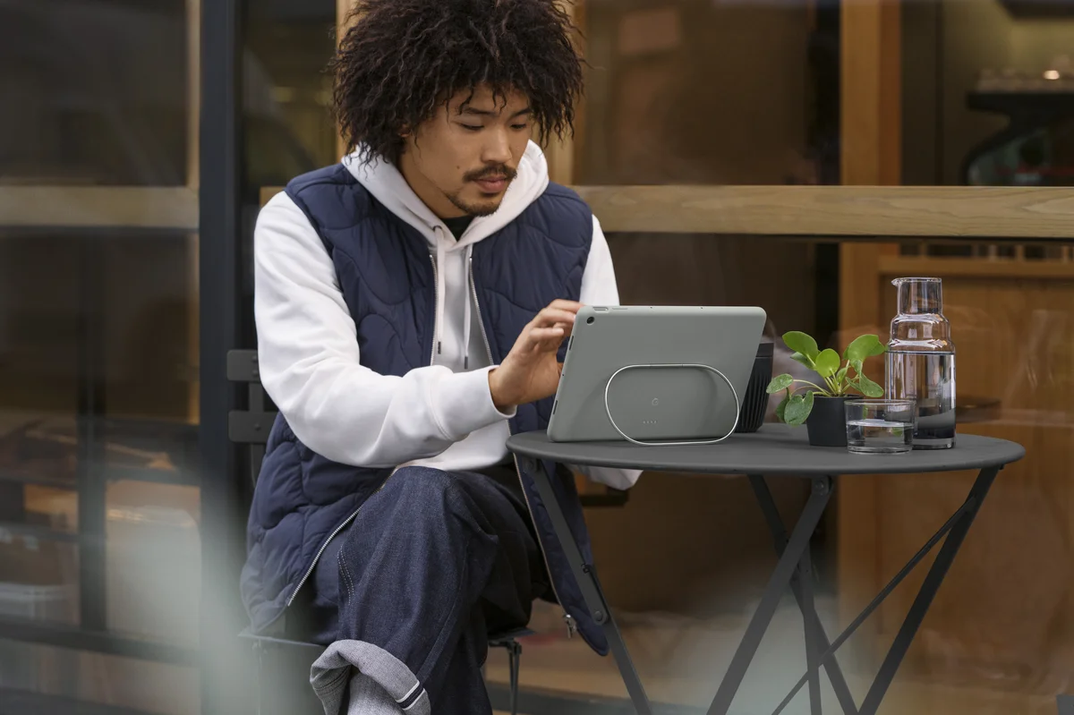 Een man op een terras gebruikt de Pixel Tablet met Pixel Tablet Case